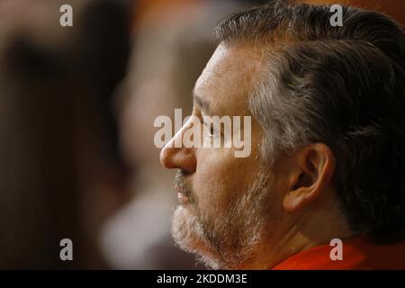 Houston, Stati Uniti. 05th Nov 2022. Il Sen. Ted Cruz, R-TX, guarda gli Houston Astros e i Philadelphia Phillies nella seconda edizione durante il gioco sei della World Series 2022 al Minute Maid Park di Houston sabato 5 novembre 2022. Foto di John Angelillo/UPI. Credit: UPI/Alamy Live News Foto Stock