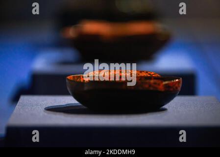 Antico vaso lacca rossa cinese reliquie culturali primo piano Foto Stock