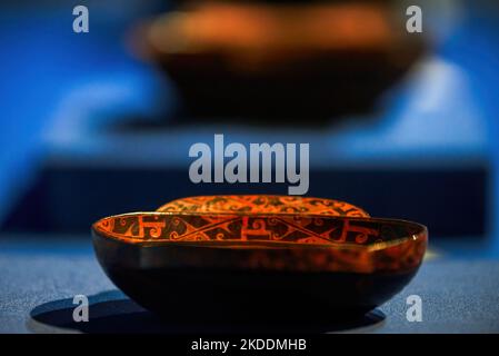 Antico vaso lacca rossa cinese reliquie culturali primo piano Foto Stock