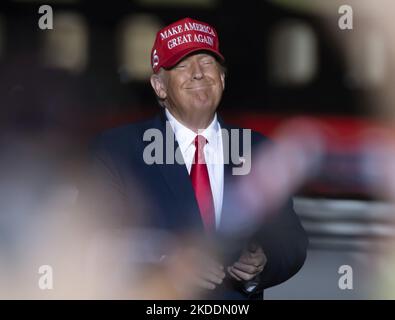 Latrobe, Stati Uniti. 05th Nov 2022. L'ex presidente Donald Trump arriva al rally "Save America" all'aeroporto regionale Arnold Palmer di Latrobe, Pennsylvania, sabato 5 novembre 2022. Foto di Archie Carpenter/UPI Credit: UPI/Alamy Live News Foto Stock