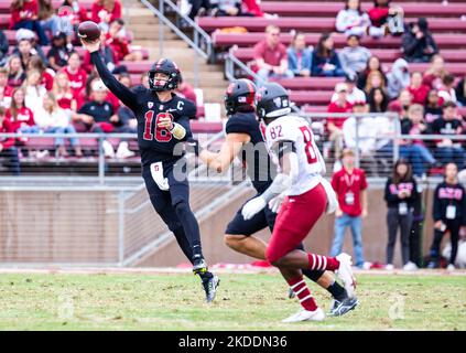 Novembre 05 2022 Palo Alto, CA USA Stanford Cardinal quarterback Tanner McKee (18) cerca di lanciare un passo profondo per una prima discesa durante la partita di calcio NCAA tra i Washington state Cougars e lo Stanford Cardinal. Lo Stato di Washington ha battuto Stanford 54-14 allo Stadio di Stanford Palo Alto, CA Thurman James/CSM Foto Stock