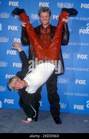 AARON CARTER (7 dicembre 1987 - 5 novembre 2022) il rapper, cantante e attore americano che era una stella di pop pre-teen ed adolescente durante i primi anni del 21st ° secolo è stato trovato morto alla sua casa della California Sabato. Aveva 34 anni. FILE FOTO SCATTATA IL: 5 dicembre 2000, Hollywood, California, USA: AARON CARTER e il fratello maggiore NICK CARTER al Billboard Music Awards. (Credit Image: © Kathy Hutchins/ZUMA Press) Foto Stock