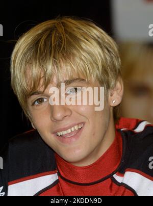 AARON CARTER (7 dicembre 1987 - 5 novembre 2022) il rapper, cantante e attore americano che era una stella di pop pre-teen ed adolescente durante i primi anni del 21st ° secolo è stato trovato morto alla sua casa della California Sabato. Aveva 34 anni. FILE FOTO GIRATO IL: 7 agosto 2001, New York, New York, USA: Il cantante pop teen AARON CARTER fa un'apparizione a KMART per promuovere il suo nuovo CD. (Credit Image: Nancy Kaszerman/ZUMAPRESS.com) Foto Stock