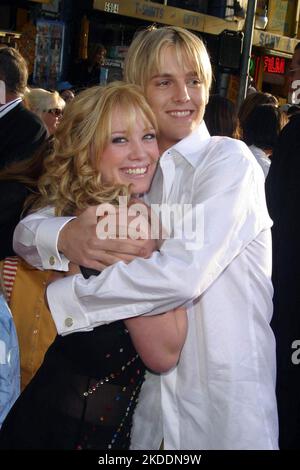 AARON CARTER (7 dicembre 1987 - 5 novembre 2022) il rapper, cantante e attore americano che era una stella di pop pre-teen ed adolescente durante i primi anni del 21st ° secolo è stato trovato morto alla sua casa della California Sabato. Aveva 34 anni. FILE FOTO SCATTATA IL: 26 aprile 2003, Hollywood, California, Stati Uniti d'America: AARON CARTER e HILARY DUFF durante gli arrivi per 'il film di Lizzie McGuire' in anteprima al teatro El Capitan. (Credit Image: © Nina Prommer/ZUMA Wire) Foto Stock