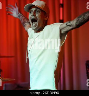 AARON CARTER (7 dicembre 1987 - 5 novembre 2022) il rapper, cantante e attore americano che era una stella di pop pre-teen ed adolescente durante i primi anni del 21st ° secolo è stato trovato morto alla sua casa della California Sabato. Aveva 34 anni. FOTO DEL FILE RIPRESA IL: 11 giugno 2017, Modesto, California, USA: AARON CARTER si esibisce durante un piccolo concerto con la radio KHOP al Greens. (Credit Image: © Marty Bicek/ZUMA Wire) Foto Stock
