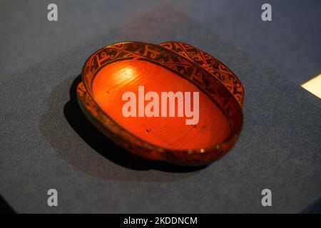 Antico vaso lacca rossa cinese reliquie culturali primo piano Foto Stock