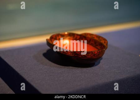 Antico vaso lacca rossa cinese reliquie culturali primo piano Foto Stock