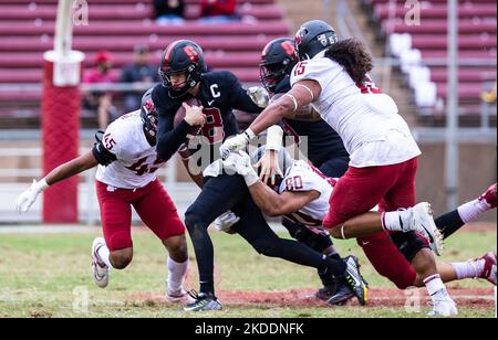 Novembre 05 2022 Palo Alto, CA USA Stanford Cardinal quarterback Tanner McKee (18) cerca di sfuggire alle mani dei giocatori dello Stato di Washington durante la partita di calcio NCAA tra i Washington state Cougars e lo Stanford Cardinal. Lo Stato di Washington ha battuto Stanford 54-14 allo Stadio di Stanford Palo Alto, CA Thurman James/CSM Foto Stock