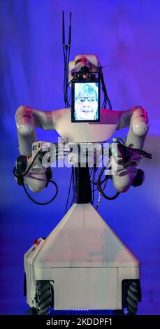 Long Beach, California, Stati Uniti. 05th Nov 2022. Il team NimbRo di Bonn, Germania, ha vinto il primo posto e $5 milioni dei $8 milioni di AVATAR ANA XPRIZE al Long Beach Convention Center, con altre 16 squadre internazionali di robotici provenienti da 10 paesi. Il concorso, il culmine di un processo di quattro anni iniziato a marzo del 2018, sfida i team a sviluppare sistemi avatar robotici fisici e gestiti dall'uomo in grado di eseguire attività e replicare in tempo reale i sensi, le azioni e la presenza di un uomo in una posizione remota. I team tentano di superare i limiti della tecnologia di telepresenza - robo Foto Stock