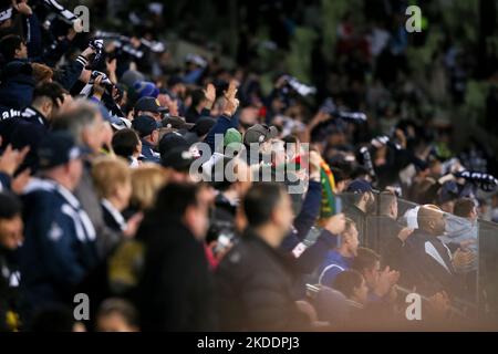 Melbourne, Australia, 4 novembre 2022. I fan di Melbourne Victory si rallegrano durante la Partita di calcio maschile della A-League tra Melbourne Victory e Newcastle Jets all'AAMI Park il 04 novembre 2022 a Melbourne, Australia. Credit: Dave Hewison/Speed Media/Alamy Live News Foto Stock