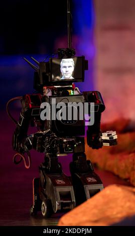 Long Beach, California, Stati Uniti. 05th Nov 2022. Il robot costruito da Avatar-HUBO a Las Vegas, Nevada, compete contro altre 16 squadre internazionali di robotici provenienti da 10 paesi nelle finali dell'AVATAR ANA XPRIZE al Long Beach Convention Center. Il concorso, il culmine di un processo di quattro anni iniziato a marzo del 2018, sfida i team a sviluppare sistemi avatar robotici fisici e gestiti dall'uomo in grado di eseguire attività e replicare in tempo reale i sensi, le azioni e la presenza di un uomo in una posizione remota. I team tentano di superare i limiti della tecnologia di telepresenza - robo Foto Stock