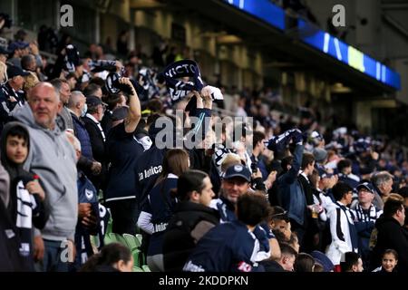 Melbourne, Australia, 4 novembre 2022. I fan di Melbourne Victory si rallegrano durante la Partita di calcio maschile della A-League tra Melbourne Victory e Newcastle Jets all'AAMI Park il 04 novembre 2022 a Melbourne, Australia. Credit: Dave Hewison/Speed Media/Alamy Live News Foto Stock