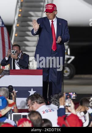 Latrobe, Stati Uniti. 05th Nov 2022. L'ex presidente Donald Trump saluta i sostenitori del rally "Save America" all'aeroporto regionale Arnold Palmer di Latrobe, Pennsylvania, sabato 5 novembre 2022. Foto di Archie Carpenter/UPI Credit: UPI/Alamy Live News Foto Stock