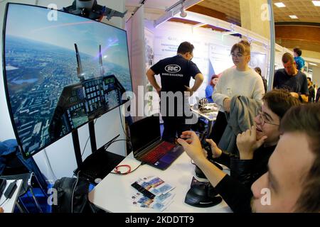 Bucarest, Romania. 5th Nov 2022. I visitatori possono volare un aereo da combattimento su un simulatore di volo durante la prima edizione del festival tecnologico Robofest a Bucarest, capitale della Romania, 5 novembre 2022. Credit: Cristian Cristel/Xinhua/Alamy Live News Foto Stock