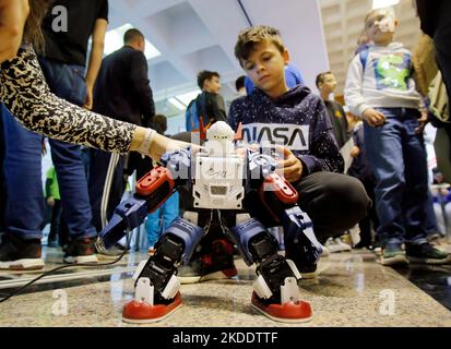 Bucarest, Romania. 5th Nov 2022. Un bambino gioca con un robot controllato senza fili durante la prima edizione del festival della tecnologia Robofest a Bucarest, capitale della Romania, 5 novembre 2022. Credit: Cristian Cristel/Xinhua/Alamy Live News Foto Stock