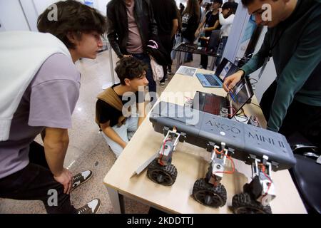 Bucarest, Romania. 5th Nov 2022. Gli studenti polacchi espongono il loro veicolo robotico durante la prima edizione del festival della tecnologia Robofest a Bucarest, capitale della Romania, 5 novembre 2022. Credit: Cristian Cristel/Xinhua/Alamy Live News Foto Stock