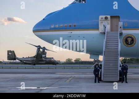 QUEENS, N.Y. – 22 settembre 2022: I membri dell'equipaggio Air Force One aspettano prima di partire dall'aeroporto internazionale John F. Kennedy di New York. Foto Stock