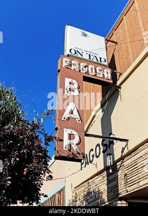 Il Pagosa Bar, sulla strada principale del centro di Pagosa Springs, Colorado, è un vecchio bar occidentale con un cartello con la vecchia scuola Foto Stock