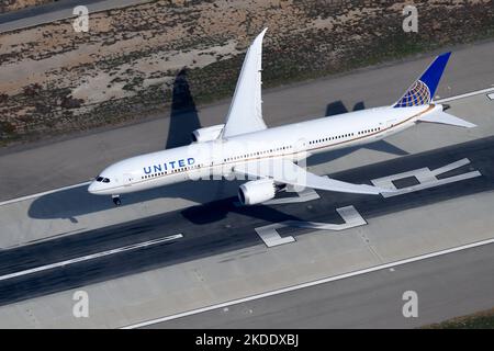 Atterraggio degli aerei United Airlines Boeing 787 Dreamliner. Aereo 787-10 di United Flying. Aereo registrato come N16008 in avvicinamento finale sulla pista. Foto Stock