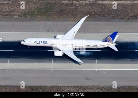 Atterraggio dell'aereo United Airlines Boeing 787 Dreamliner. Aereo 787-10 di United Flying. B78X registrato come atterraggio N16008. Modello piano 787-X. Foto Stock