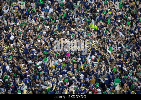 South Bend, Indiana, Stati Uniti. 05th novembre 2022. Durante la partita di football NCAA, l'azione tra le Clemson Tigers e la Notre Dame Fighting Irish al Notre Dame Stadium di South Bend, Indiana. Notre Dame sconfisse Clemson 35-14. John Mersits/CSM/Alamy Live News Foto Stock