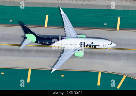 Tassazione degli aeromobili Flair Airlines Boeing 737 MAX. Compagnia aerea canadese a bassissimo costo con aereo 737-8MAX. Aereo di Flair Airlines. Foto Stock