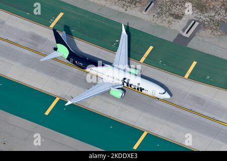 Tassazione degli aeromobili Flair Airlines Boeing 737 MAX. Compagnia aerea canadese a bassissimo costo con aereo 737-8MAX. Nuova compagnia aerea dal Canada. Foto Stock