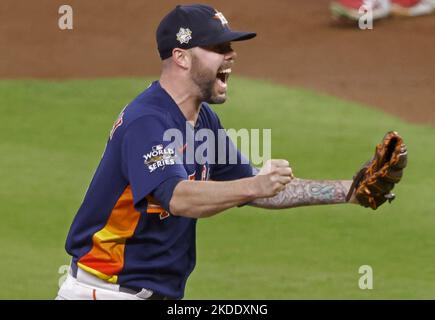 Houston, Stati Uniti. 05th Nov 2022. Il lanciatore di sollievo degli Astros di Houston Ryan Pressly (55) festeggia dopo aver sconfitto i Philadelphia Phillies 4-1 durante il gioco sei delle World Series 2022 al Minute Maid Park di Houston sabato 5 novembre 2022. Foto di John Angelillo/UPI. Credit: UPI/Alamy Live News Foto Stock