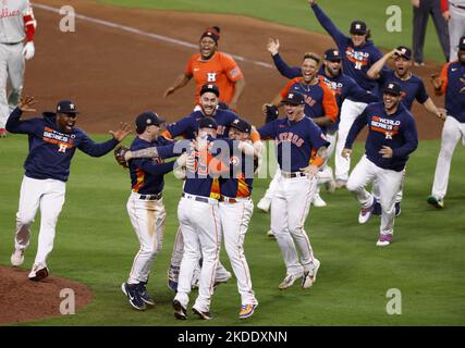 Houston, Stati Uniti. 05th Nov 2022. Gli Houston Astros festeggiano dopo aver sconfitto i Philadelphia Phillies 4-1 durante il gioco sei della World Series 2022 al Minute Maid Park di Houston sabato 5 novembre 2022. Foto di John Angelillo/UPI. Credit: UPI/Alamy Live News Foto Stock