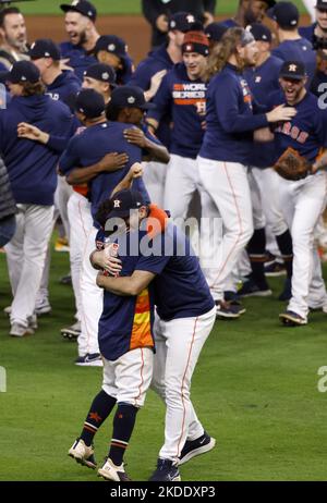 Houston, Stati Uniti. 05th Nov 2022. Gli Houston Astros festeggiano dopo aver sconfitto i Philadelphia Phillies 4-1 durante il gioco sei della World Series 2022 al Minute Maid Park di Houston sabato 5 novembre 2022. Foto di John Angelillo/UPI. Credit: UPI/Alamy Live News Foto Stock