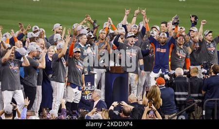 Houston, Stati Uniti. 05th Nov 2022. Gli Houston Astros festeggiano dopo aver sconfitto i Philadelphia Phillies 4-1 durante il gioco sei della World Series 2022 al Minute Maid Park di Houston sabato 5 novembre 2022. Foto di John Angelillo/UPI. Credit: UPI/Alamy Live News Foto Stock