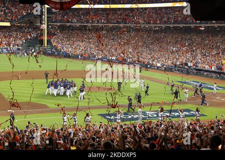 Houston, Stati Uniti. 05th Nov 2022. Gli Houston Astros festeggiano dopo aver sconfitto i Philadelphia Phillies 4-1 durante il gioco sei della World Series 2022 al Minute Maid Park di Houston sabato 5 novembre 2022. Foto di John Angelillo/UPI. Credit: UPI/Alamy Live News Foto Stock