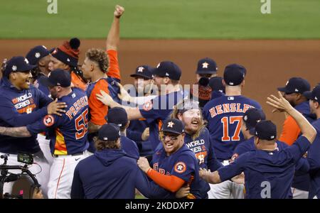 Houston, Stati Uniti. 05th Nov 2022. Gli Houston Astros festeggiano dopo aver sconfitto i Philadelphia Phillies 4-1 durante il gioco sei della World Series 2022 al Minute Maid Park di Houston sabato 5 novembre 2022. Foto di John Angelillo/UPI. Credit: UPI/Alamy Live News Foto Stock