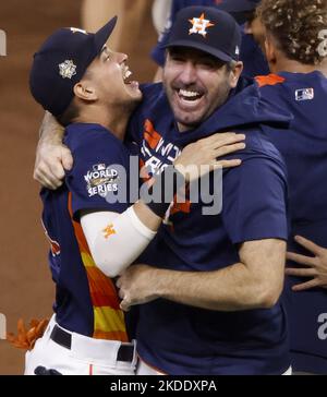 Houston, Stati Uniti. 05th Nov 2022. Gli Houston Astros festeggiano dopo aver sconfitto i Philadelphia Phillies 4-1 durante il gioco sei della World Series 2022 al Minute Maid Park di Houston sabato 5 novembre 2022. Foto di John Angelillo/UPI. Credit: UPI/Alamy Live News Foto Stock