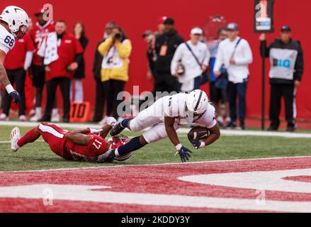 Bloomington, Stati Uniti. 05th Nov 2022. I Lions di Penn state Nittany che corrono indietro Kaytron Allen (13) segnano un touchdown dell'Indiana University durante una partita di football NCAA al Memorial Stadium. I Lions di Nittany hanno battuto gli Hoosiers 45-14. Credit: SOPA Images Limited/Alamy Live News Foto Stock