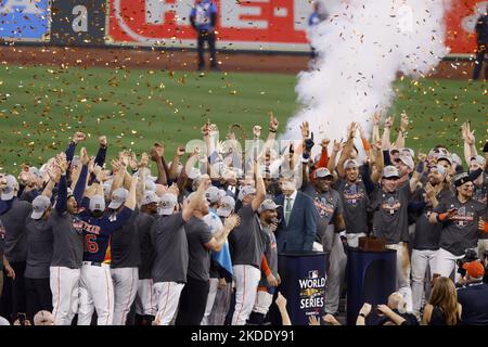 Houston, Stati Uniti. 05th Nov 2022. Gli Houston Astros festeggiano dopo aver sconfitto i Philadelphia Phillies 4-1 durante il gioco sei della World Series 2022 al Minute Maid Park di Houston sabato 5 novembre 2022. Foto di John Angelillo/UPI. Credit: UPI/Alamy Live News Foto Stock