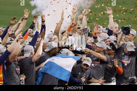 Houston, Stati Uniti. 05th Nov 2022. Gli Houston Astros festeggiano con il Commissioner's Trophy dopo aver sconfitto i Philadelphia Phillies 4-1 durante la partita sei della World Series 2022 al Minute Maid Park di Houston sabato 5 novembre 2022. Foto di John Angelillo/UPI. Credit: UPI/Alamy Live News Foto Stock