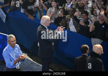 Philadelphia, Stati Uniti d'America. 05th Nov 2022. Il Presidente degli Stati Uniti Joe Biden e l'ex Presidente degli Stati Uniti Barack Obama si sono radunati a sostegno del candidato democratico per il Governatore della Pennsylvania Josh Shapiro e del candidato democratico per il Senato degli Stati Uniti John Fetterman, al Liacouras Center a North Philadelphia, PA, USA il 5 novembre 2022. Credit: Bastiaan Slabbers/OogImages Foto Stock