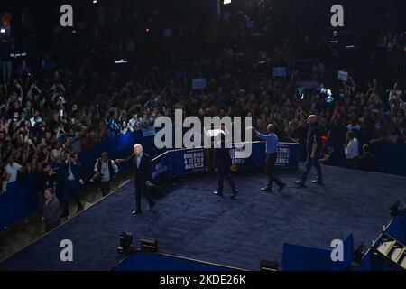 Philadelphia, Stati Uniti d'America. 05th Nov 2022. Il Presidente degli Stati Uniti Joe Biden e l'ex Presidente degli Stati Uniti Barack Obama si sono radunati a sostegno del candidato democratico per il Governatore della Pennsylvania Josh Shapiro e del candidato democratico per il Senato degli Stati Uniti John Fetterman, al Liacouras Center a North Philadelphia, PA, USA il 5 novembre 2022. Credit: Bastiaan Slabbers/OogImages Foto Stock