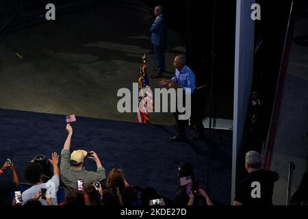 Philadelphia, Stati Uniti d'America. 05th Nov 2022. Il presidente degli Stati Uniti Joe Biden prende la scena mentre lui ed ex presidente degli Stati Uniti Barack Obama rally nel sostegno del candidato democratico per il regolatore della Pennsylvania Josh Shapiro ed il candidato democratico per il senato degli Stati Uniti John Fetterman, al centro di Liacouras a Filadelfia del nord, PA, Stati Uniti il 5 novembre 2022. Credit: Bastiaan Slabbers/OogImages Foto Stock