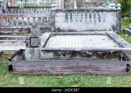 Siti di tomba di Badjao con 'sunduk' a Mindanao, Filippine Foto Stock