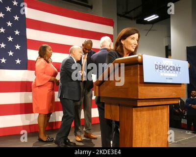 Brooklyn Studios, 415 Albee Square, Brooklyn, NY 11201 Stati Uniti. Nov 5, 2022. Di fronte a una gara eccezionalmente stretta e a una sfida inaspettatamente robusta di rielezione gubernatoriale lanciata dal congressista repubblicano Lee Zeldin, E sentendo chiaramente l’incertezza elettorale anche in uno stato tradizionalmente blu, il governatore democratico di New York Kathy Hochul ha nuovamente chiamato al suo fianco grandi pistole di partito democratico politico sabato, in un importante raduno politico centrato a Brooklyn Studios -- Dove l’ex presidente degli Stati Uniti Bill Clinton ha messo in guardia dai tempi difficili dell’economia che hanno alimentato il malcontento degli elettori e da una bassa democrazia Foto Stock