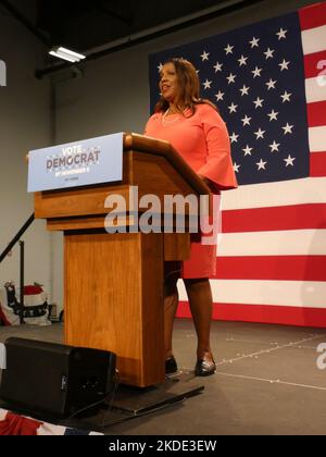 Brooklyn Studios, 415 Albee Square, Brooklyn, NY 11201 Stati Uniti. Nov 5, 2022. Di fronte a una gara eccezionalmente stretta e a una sfida inaspettatamente robusta di rielezione gubernatoriale lanciata dal congressista repubblicano Lee Zeldin, E sentendo chiaramente l’incertezza elettorale anche in uno stato tradizionalmente blu, il governatore democratico di New York Kathy Hochul ha nuovamente chiamato al suo fianco grandi pistole di partito democratico politico sabato, in un importante raduno politico centrato a Brooklyn Studios -- Dove l’ex presidente degli Stati Uniti Bill Clinton ha messo in guardia dai tempi difficili dell’economia che hanno alimentato il malcontento degli elettori e da una bassa democrazia Foto Stock