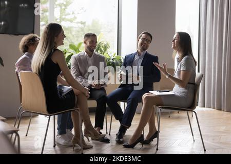 Gruppo di dipendenti sorridenti e positivi dell'azienda impegnati nella costruzione di team Foto Stock