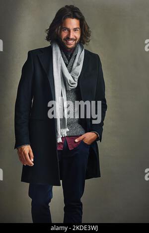 La vita è troppo corta per vestirsi male. Ritratto di un uomo elegantemente vestito che si posa su uno sfondo grigio in studio. Foto Stock