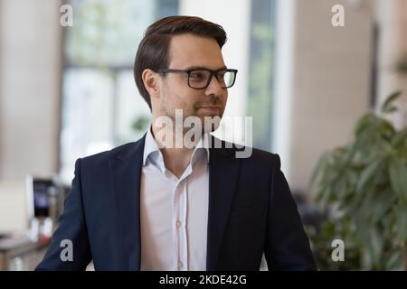 Head shot buon uomo d'affari di successo in posa in ufficio moderno Foto Stock