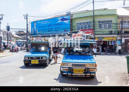 Blue songthaew, un mezzo di trasporto popolare a Phuket, Thailandia Foto Stock