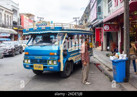 Blue songthaew, un mezzo di trasporto popolare a Phuket, Thailandia Foto Stock