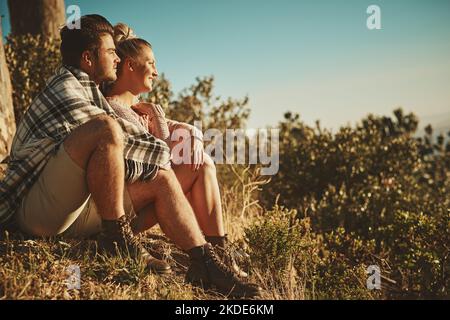 Basta sedersi e prendere la natura. Una coppia affettuosa trascorrere la giornata all'aperto. Foto Stock