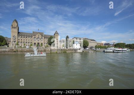 Edificio governativo in stile neoromanico e gauge house sulle rive del Reno, banchina, molo, navi, Reno, Centro storico, Coblenza Foto Stock